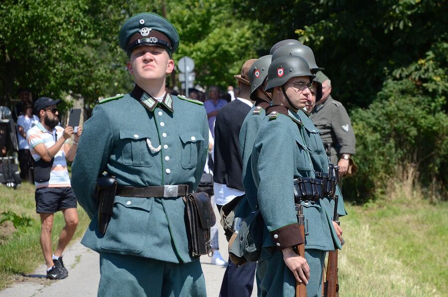 Rekonstrukcja historyczna niemieckiej pacyfikacji wsi Łazy. Fot. Janusz Ślęzak (IPN)