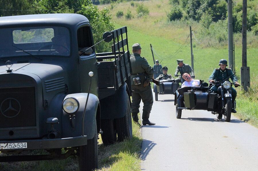 Rekonstrukcja historyczna niemieckiej pacyfikacji wsi Łazy. Fot. Janusz Ślęzak (IPN)