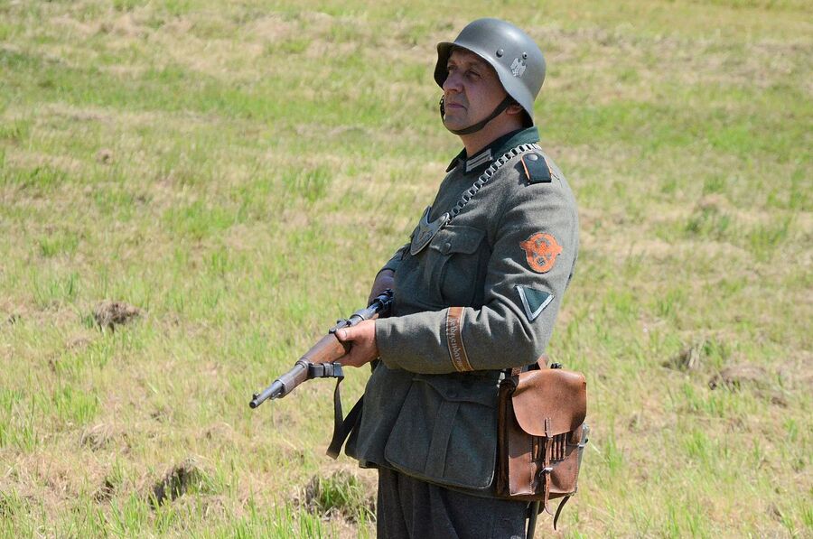 Rekonstrukcja historyczna niemieckiej pacyfikacji wsi Łazy. Fot. Janusz Ślęzak (IPN)