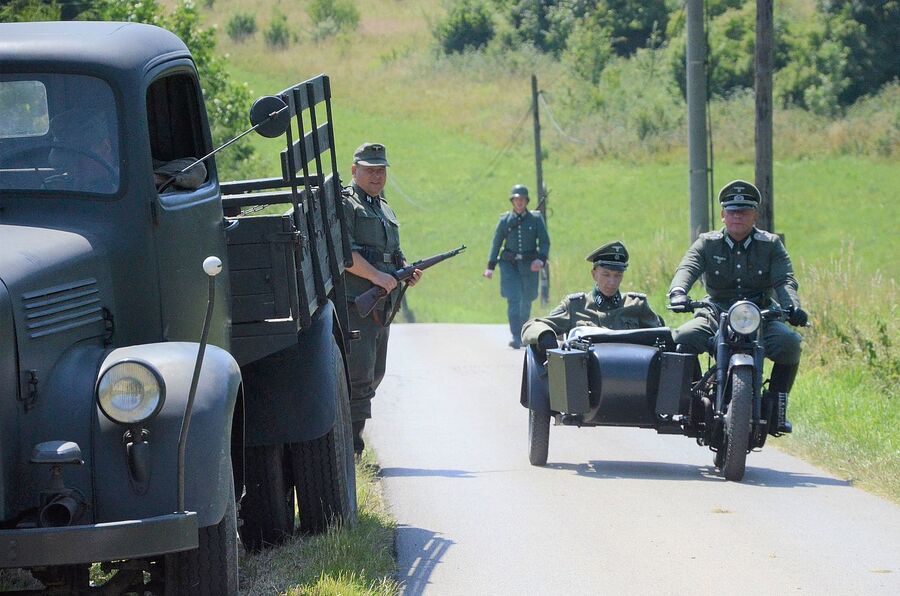 Rekonstrukcja historyczna niemieckiej pacyfikacji wsi Łazy. Fot. Janusz Ślęzak (IPN)