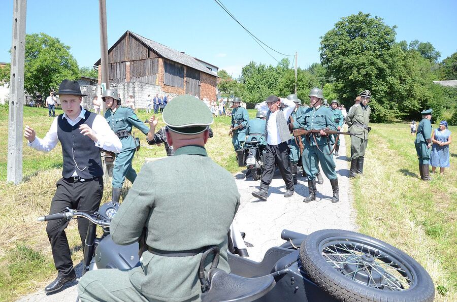 Rekonstrukcja historyczna niemieckiej pacyfikacji wsi Łazy. Fot. Janusz Ślęzak (IPN)