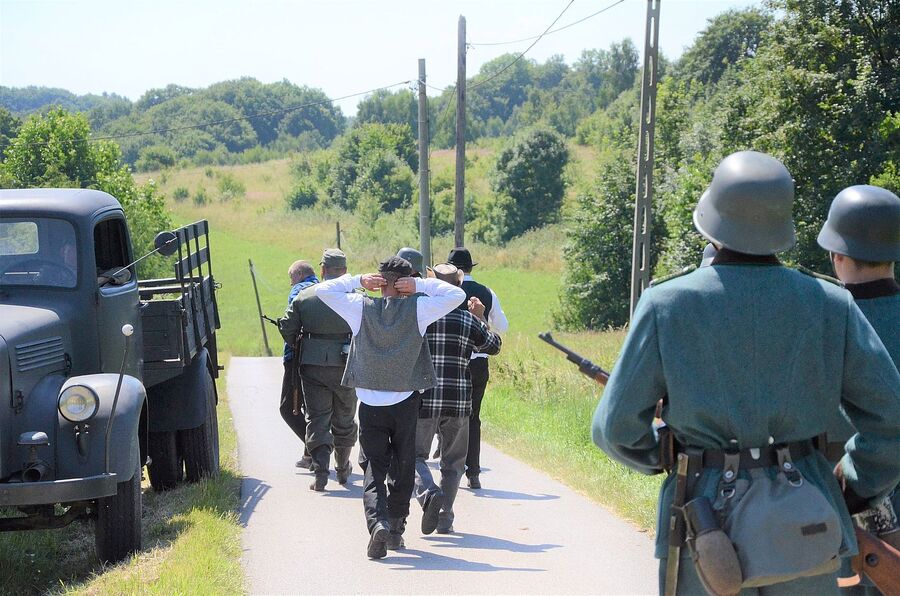 Rekonstrukcja historyczna niemieckiej pacyfikacji wsi Łazy. Fot. Janusz Ślęzak (IPN)