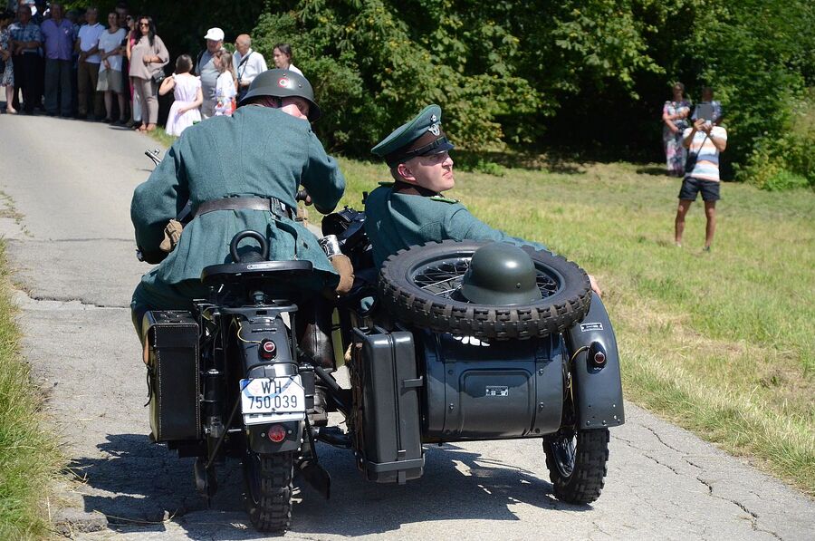 Rekonstrukcja historyczna niemieckiej pacyfikacji wsi Łazy. Fot. Janusz Ślęzak (IPN)