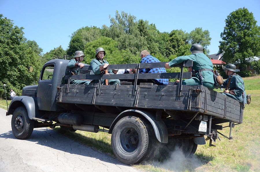 Rekonstrukcja historyczna niemieckiej pacyfikacji wsi Łazy. Fot. Janusz Ślęzak (IPN)
