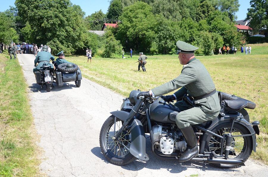 Rekonstrukcja historyczna niemieckiej pacyfikacji wsi Łazy. Fot. Janusz Ślęzak (IPN)