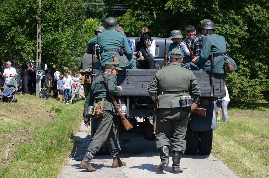 Rekonstrukcja historyczna niemieckiej pacyfikacji wsi Łazy. Fot. Janusz Ślęzak (IPN)