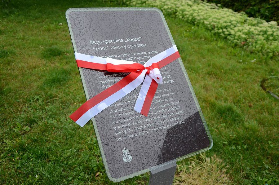 Odsłonięcie tablicy informacyjnej o akcji specjalnej Koppe. Fot. Janusz Ślęzak (IPN)