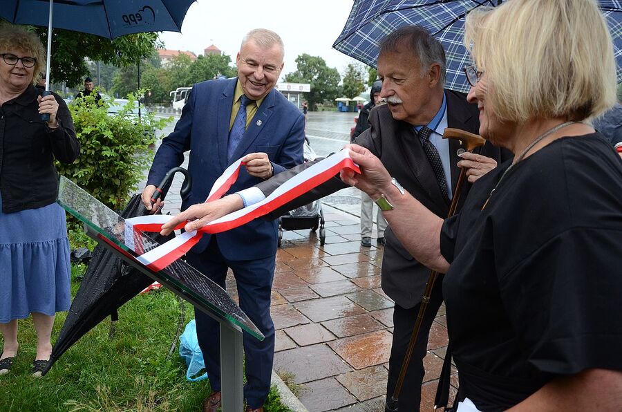 Odsłonięcie tablicy informacyjnej o akcji specjalnej Koppe. Fot. Janusz Ślęzak (IPN)