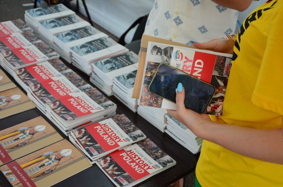 Wystawa IPN „Samarytanie z Markowej” na Światowych Dniach Młodzieży w Lizbonie. Fot. Cezary Pałka (IPN)