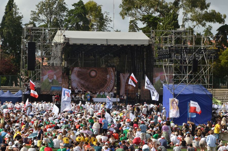Wystawa IPN „Samarytanie z Markowej” na Światowych Dniach Młodzieży w Lizbonie. Fot. Cezary Pałka (IPN)