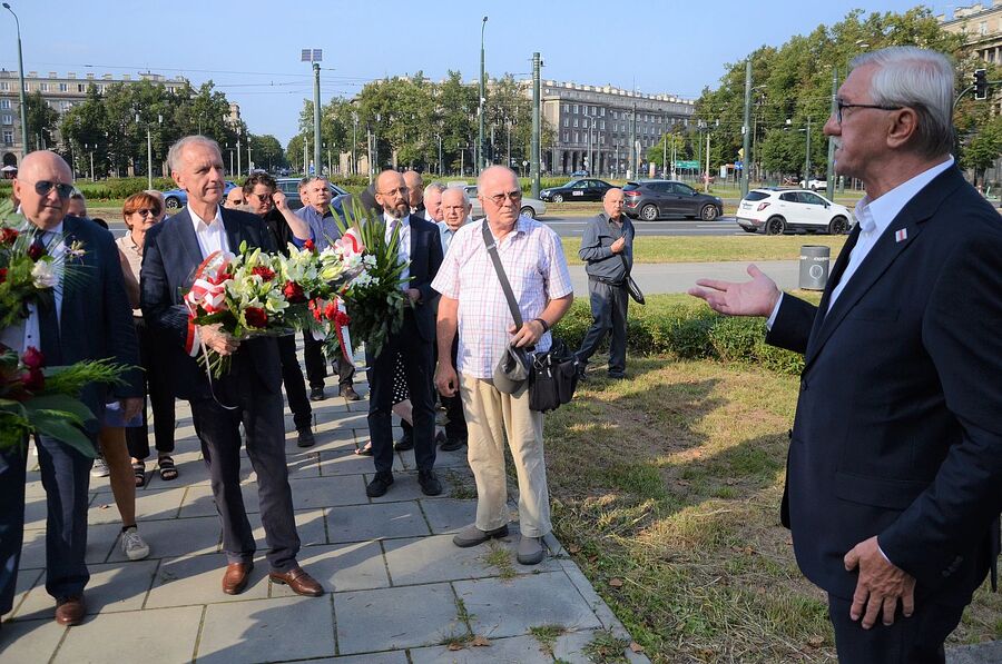 Uroczystość pod pomnikiem Solidarności w Nowej Hucie. Fot. Janusz Ślęzak (IPN)