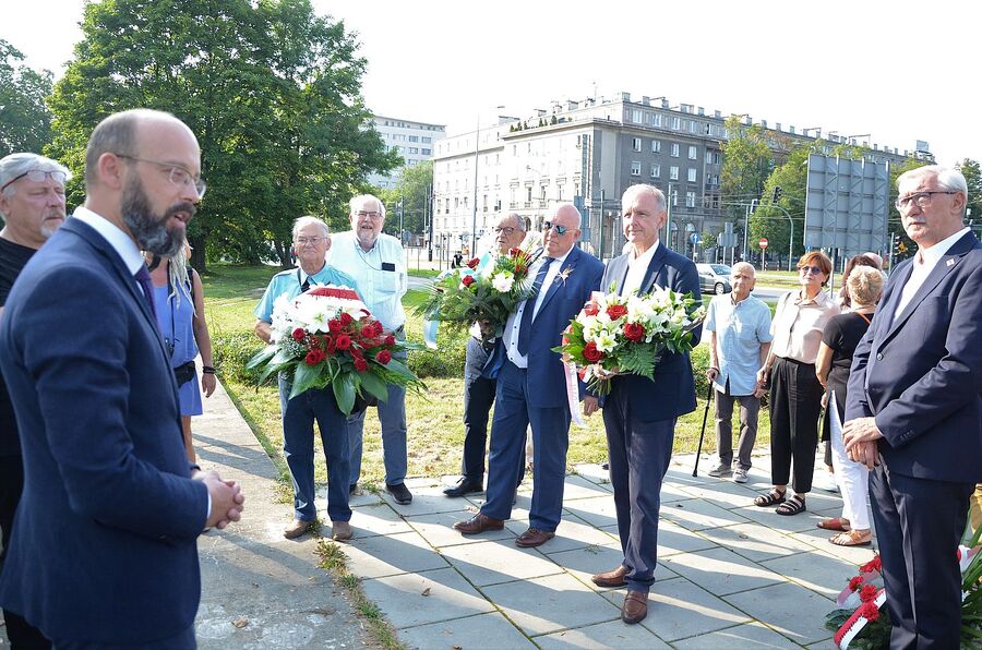Uroczystość pod pomnikiem Solidarności w Nowej Hucie. Fot. Janusz Ślęzak (IPN)