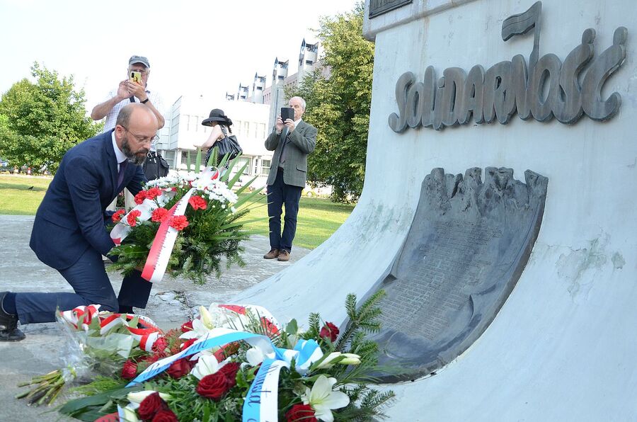 Uroczystość pod pomnikiem Solidarności w Nowej Hucie. Fot. Janusz Ślęzak (IPN)