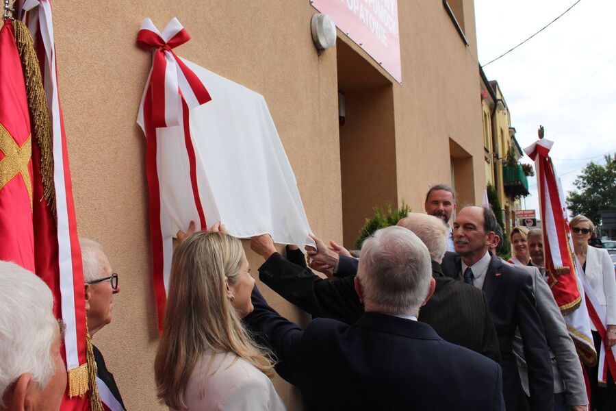 Odsłonięcie tablicy działaczy „Solidarności” w Opatowie. Fot. Jakub Ryba (IPN)