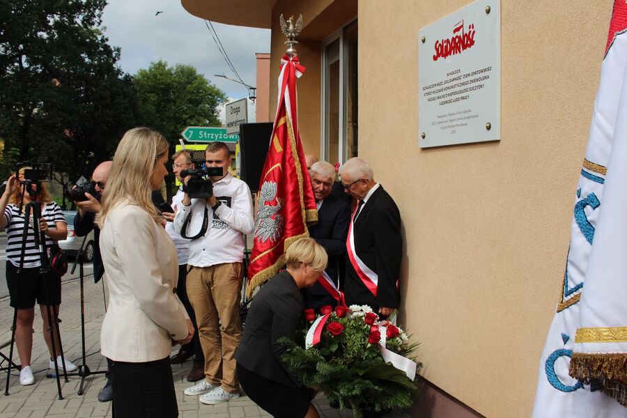 Odsłonięcie tablicy działaczy „Solidarności” w Opatowie. Fot. Jakub Ryba (IPN)