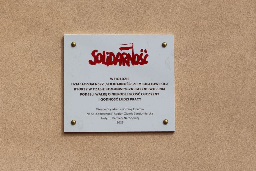 Odsłonięcie tablicy działaczy „Solidarności” w Opatowie. Fot. Jakub Ryba (IPN)
