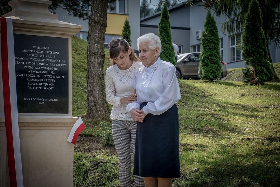 Odsłonięcie pomnika w 65. rocznicę „trzebuńskiej wojny o krzyże”. Fot. Mariusz Węgrzyn