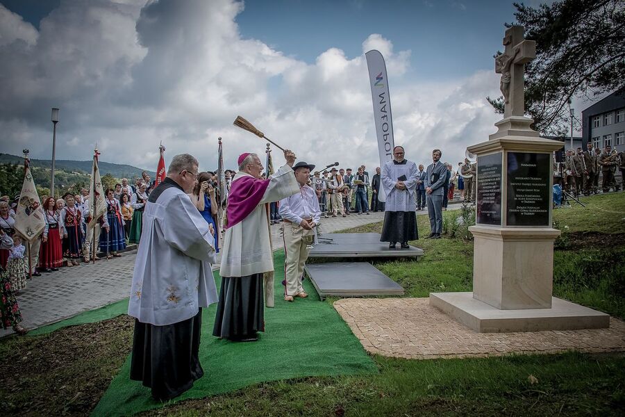 Odsłonięcie pomnika w 65. rocznicę „trzebuńskiej wojny o krzyże”. Fot. Mariusz Węgrzyn