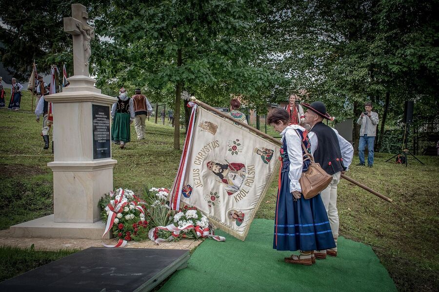 Odsłonięcie pomnika w 65. rocznicę „trzebuńskiej wojny o krzyże”. Fot. Mariusz Węgrzyn