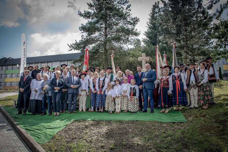 Odsłonięcie pomnika w 65. rocznicę „trzebuńskiej wojny o krzyże”. Fot. Mariusz Węgrzyn