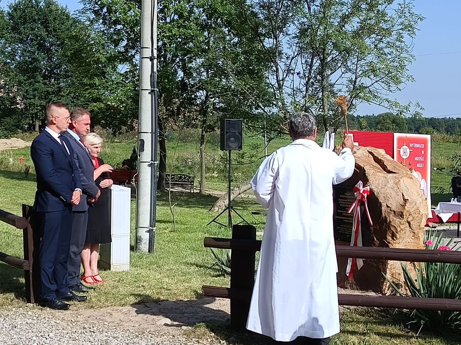 W Celinach odsłonięto pomnik ofiar niemieckiej zbrodni sprzed 80 lat