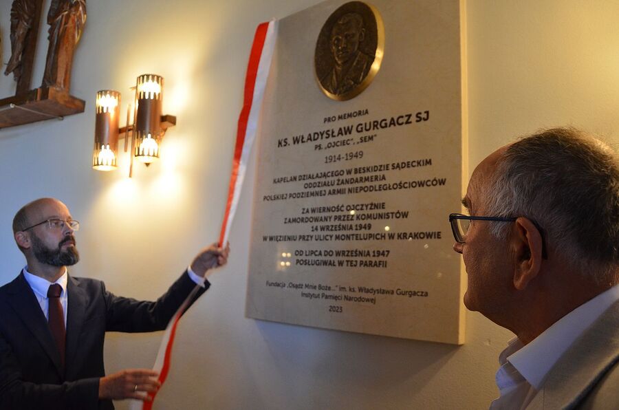 Odsłonięcie tablicy ks. Władysława Gurgacza w Tęgoborzu. Fot. Janusz Ślęzak (IPN)