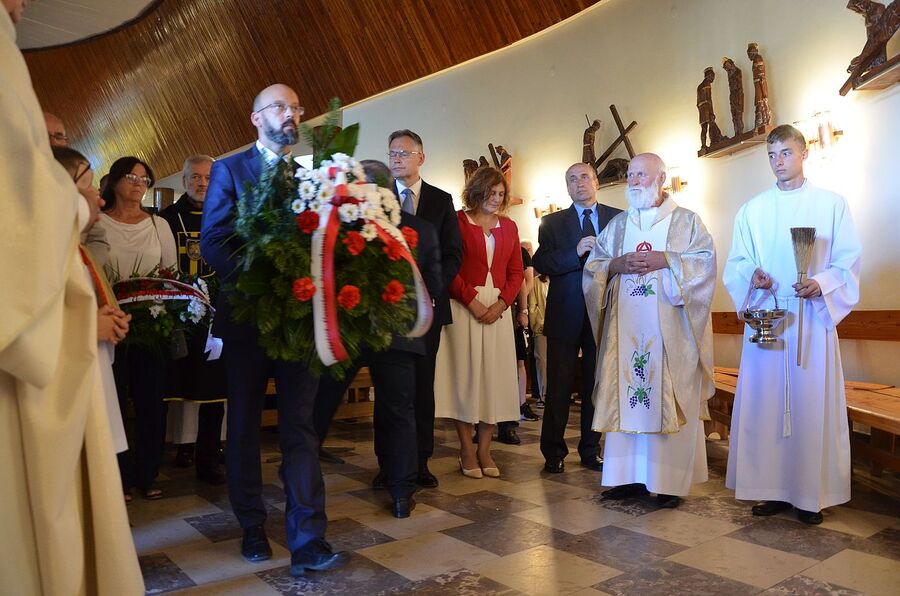Odsłonięcie tablicy ks. Władysława Gurgacza w Tęgoborzu. Fot. Janusz Ślęzak (IPN)
