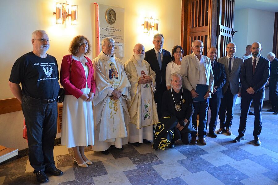 Odsłonięcie tablicy ks. Władysława Gurgacza w Tęgoborzu. Fot. Janusz Ślęzak (IPN)