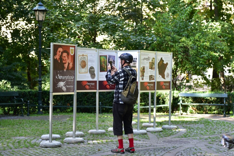 Wystawa „Samarytanie z Markowej” na Plantach w Krakowie. Fot. Żaneta Wierzgacz (IPN)