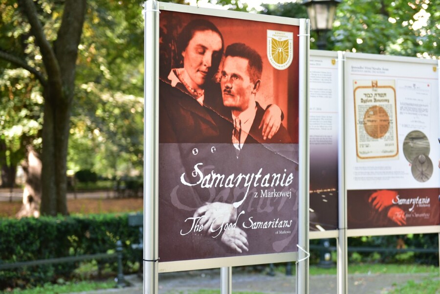 Wystawa „Samarytanie z Markowej” na Plantach w Krakowie. Fot. Żaneta Wierzgacz (IPN)