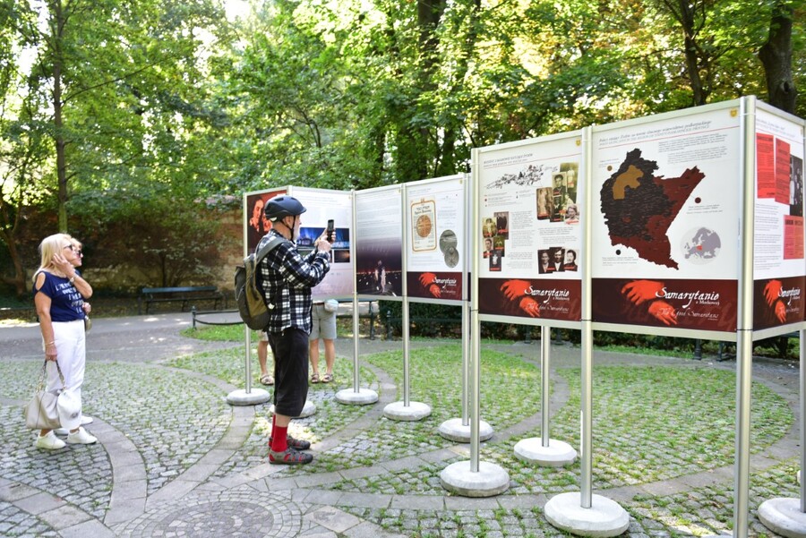 Wystawa „Samarytanie z Markowej” na Plantach w Krakowie. Fot. Żaneta Wierzgacz (IPN)