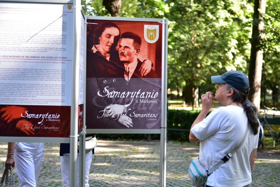Wystawa „Samarytanie z Markowej” na Plantach w Krakowie. Fot. Żaneta Wierzgacz (IPN)