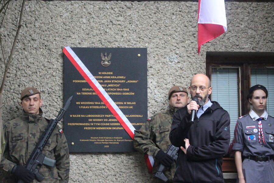 W bazie Lubogoszcz odsłonięto tablicę żołnierzy AK z oddziału „Mszyca”. Fot. Jakub Ryba (IPN)