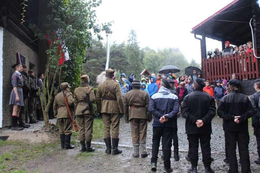 W bazie Lubogoszcz odsłonięto tablicę żołnierzy AK z oddziału „Mszyca”. Fot. Jakub Ryba (IPN)