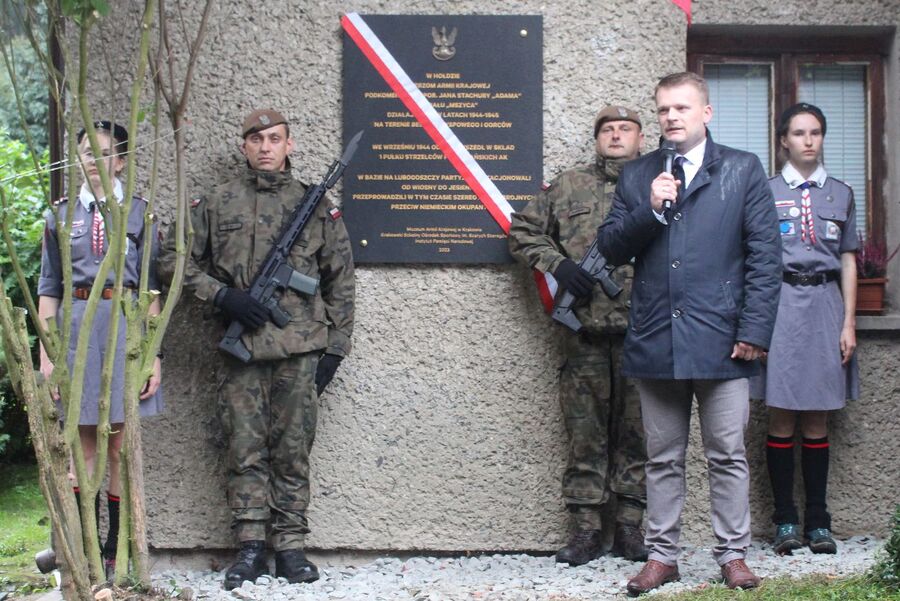 W bazie Lubogoszcz odsłonięto tablicę żołnierzy AK z oddziału „Mszyca”. Fot. Jakub Ryba (IPN)