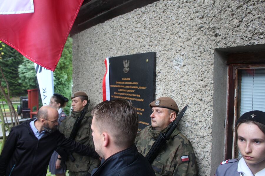 W bazie Lubogoszcz odsłonięto tablicę żołnierzy AK z oddziału „Mszyca”. Fot. Jakub Ryba (IPN)