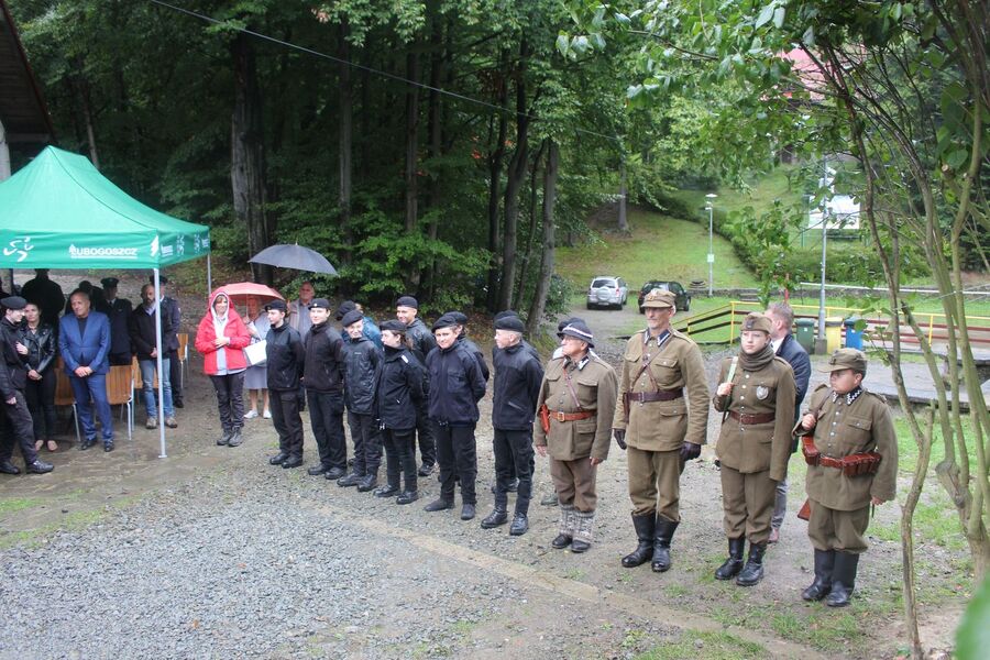 W bazie Lubogoszcz odsłonięto tablicę żołnierzy AK z oddziału „Mszyca”. Fot. Jakub Ryba (IPN)