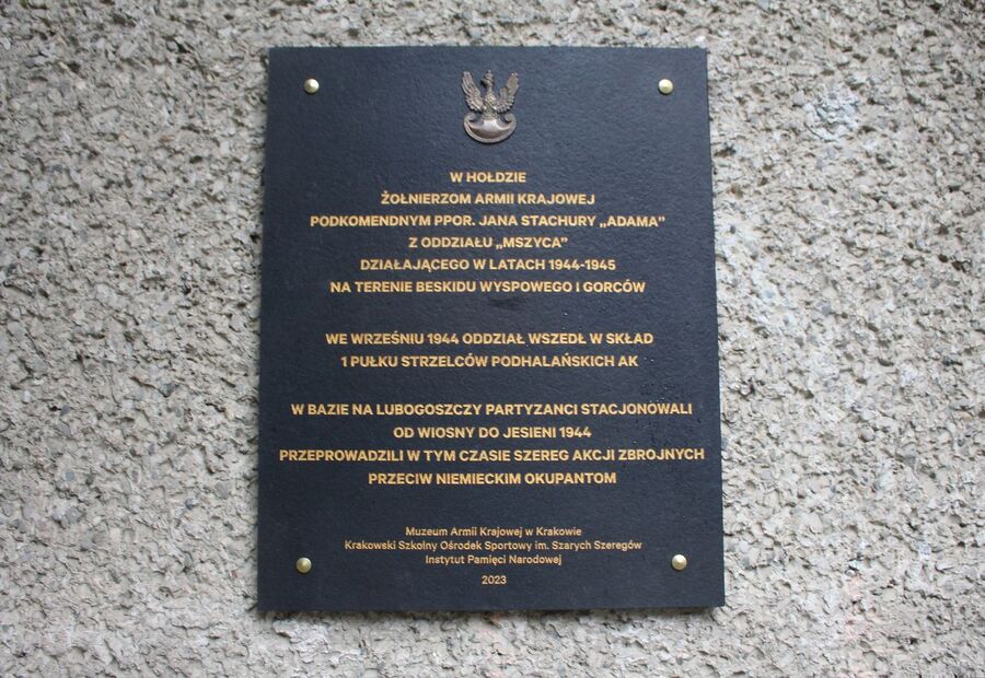 W bazie Lubogoszcz odsłonięto tablicę żołnierzy AK z oddziału „Mszyca”. Fot. Jakub Ryba (IPN)