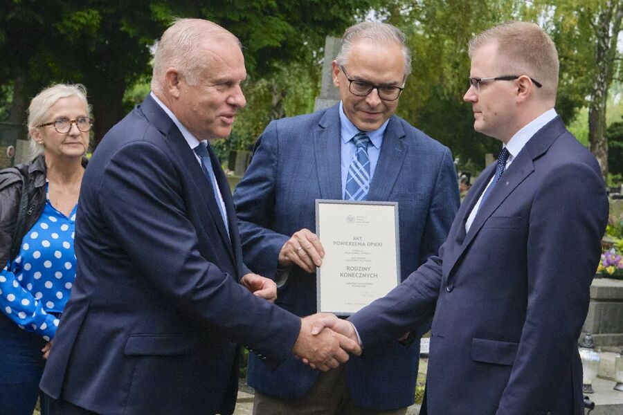 Poświęcenie nowego nagrobka prof. Feliksa Konecznego i całej rodziny Konecznych. Fot. Jan Lorek (MUW)