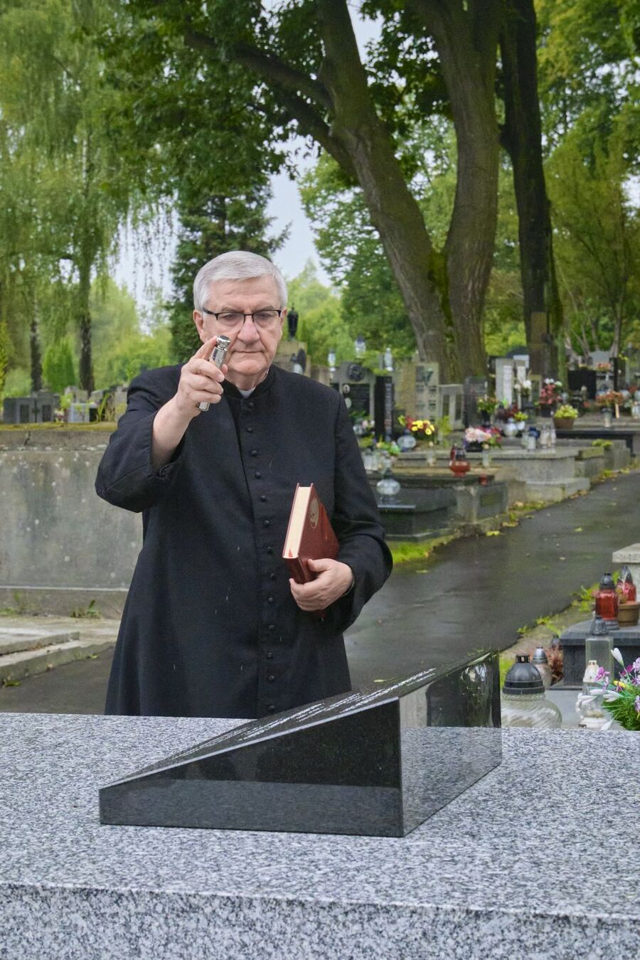 Poświęcenie nowego nagrobka prof. Feliksa Konecznego i całej rodziny Konecznych. Fot. Jan Lorek (MUW)