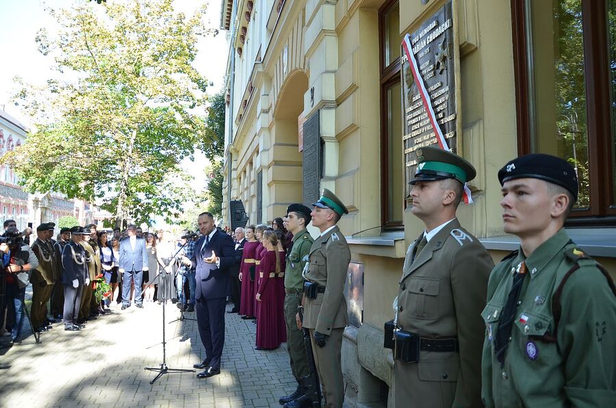 W Nowym Sączu odsłonięto tablicę upamiętniającą ppłk. Mariana Chodackiego. Fot. Janusz Ślęzak (IPN)