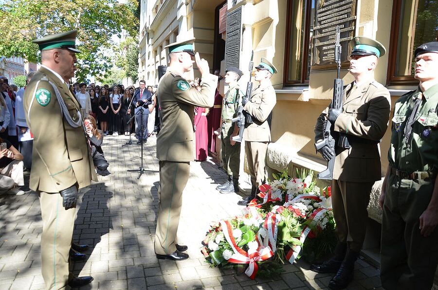 W Nowym Sączu odsłonięto tablicę upamiętniającą ppłk. Mariana Chodackiego. Fot. Janusz Ślęzak (IPN)
