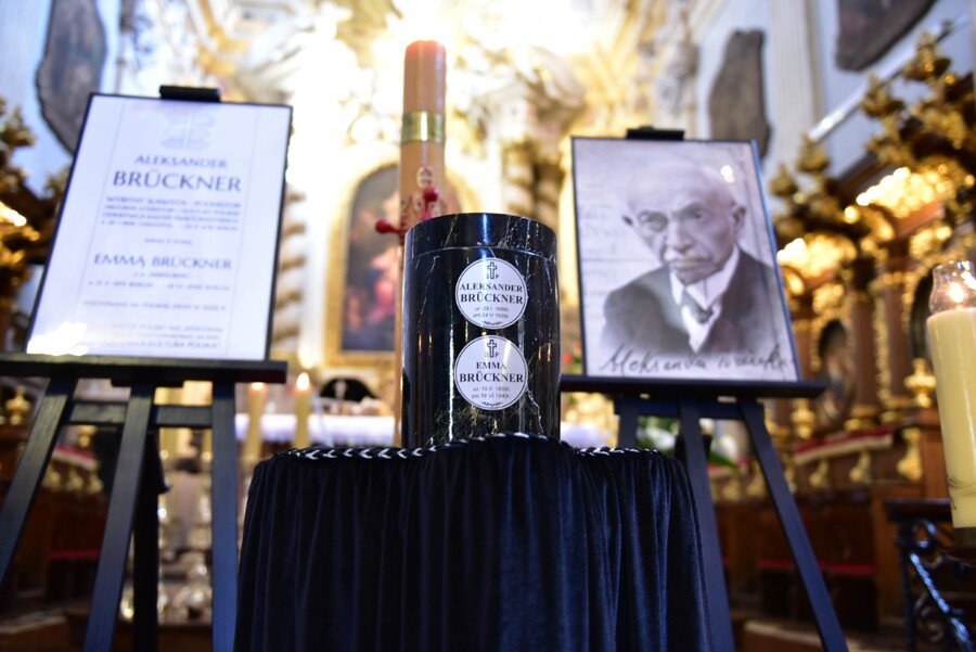 Kraków. Powtórny pochówek prof. Aleksandra Brücknera. Fot. Żaneta Wierzgacz (IPN)