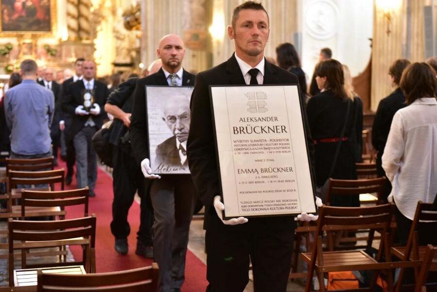 Kraków. Powtórny pochówek prof. Aleksandra Brücknera. Fot. Żaneta Wierzgacz (IPN)
