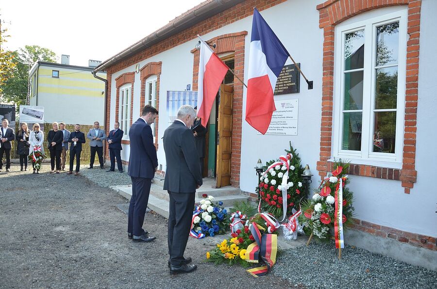 Uroczystość upamiętniająca więźniarki podobozu KL Auschwitz Bor/Budy. Fot. Janusz Ślęzak (IPN)