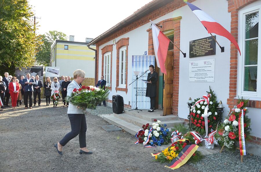 Uroczystość upamiętniająca więźniarki podobozu KL Auschwitz Bor/Budy. Fot. Janusz Ślęzak (IPN)