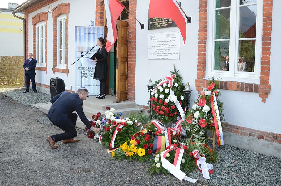 Uroczystość upamiętniająca więźniarki podobozu KL Auschwitz Bor/Budy. Fot. Janusz Ślęzak (IPN)