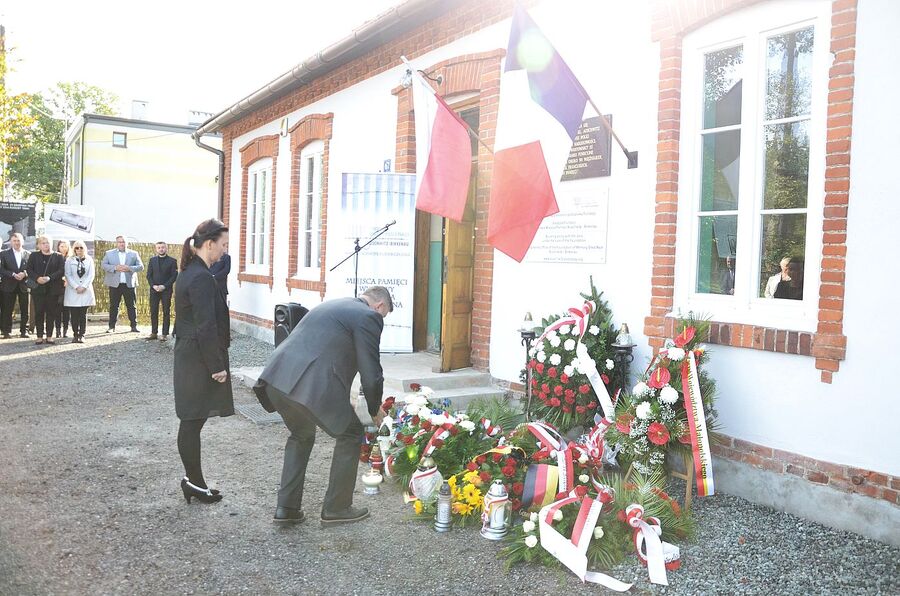 Uroczystość upamiętniająca więźniarki podobozu KL Auschwitz Bor/Budy. Fot. Janusz Ślęzak (IPN)