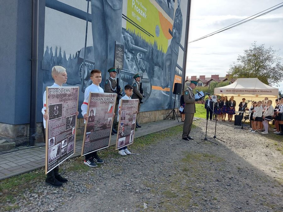 W Stróżach odsłonięto mural mjr. Romana Proszka i rtm. Mariana Jureckiego. Fot. Jakub Ryba (IPN)