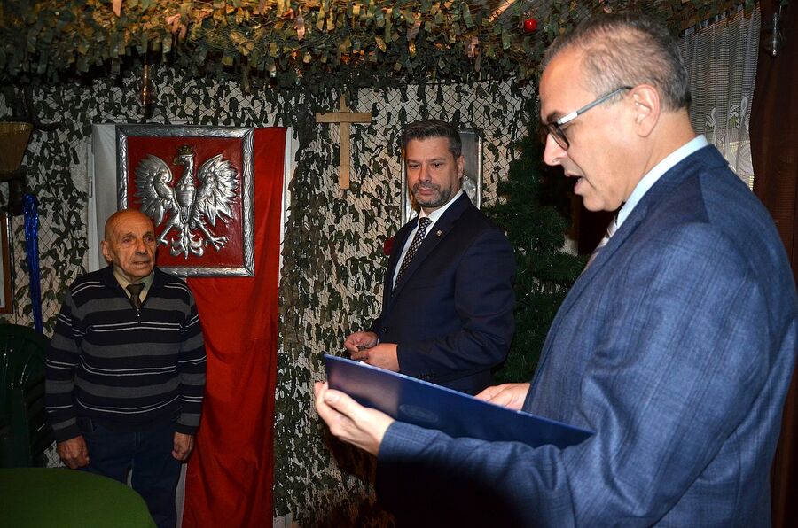 Medal Reipublicae Memoriae Meritum dla hm. Ryszarda Kowala. Fot. Janusz Ślęzak (IPN)